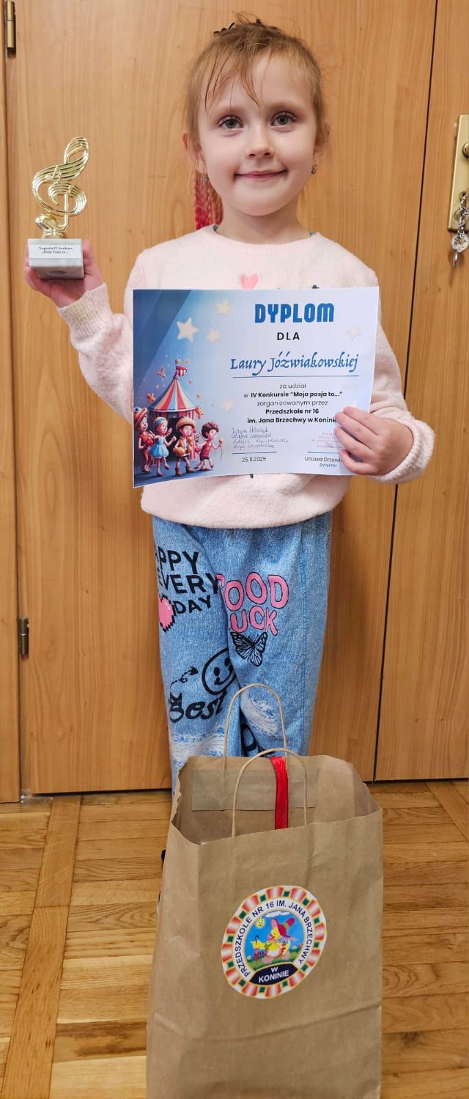 Dziewczynka z dyplomem